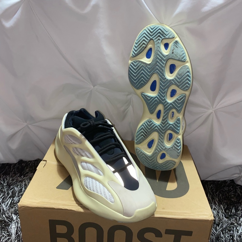 Yeezy 700 V3 Azael shoe in size 9.5 off white/cream color
